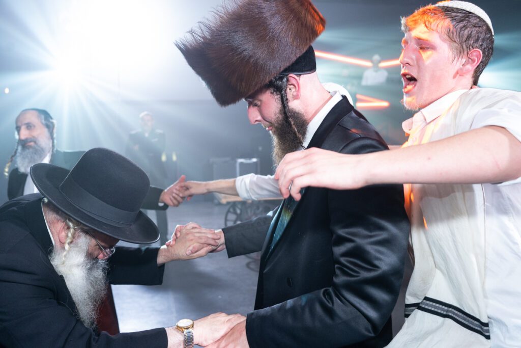 ריקודי חסידים סביב החתן עם שטריימל - צילום חתונה ברסלב