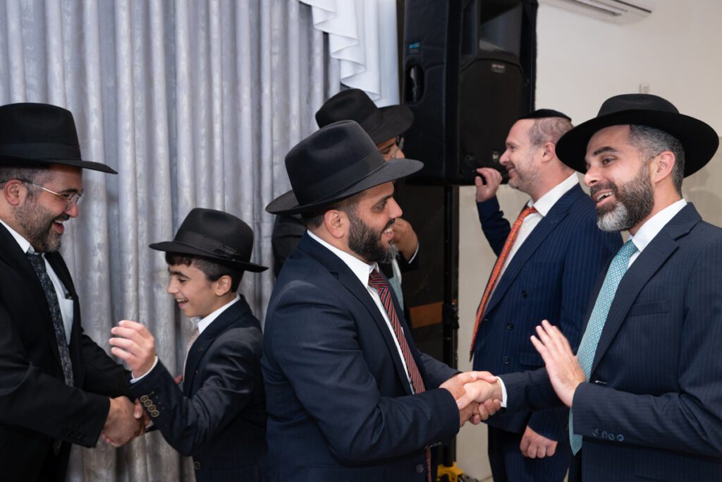 קבלת פנים ולחיצות ידיים חמות של אורחים בבר מצווה באלעד