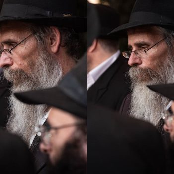 האב הנרגש בחופה חסידית
