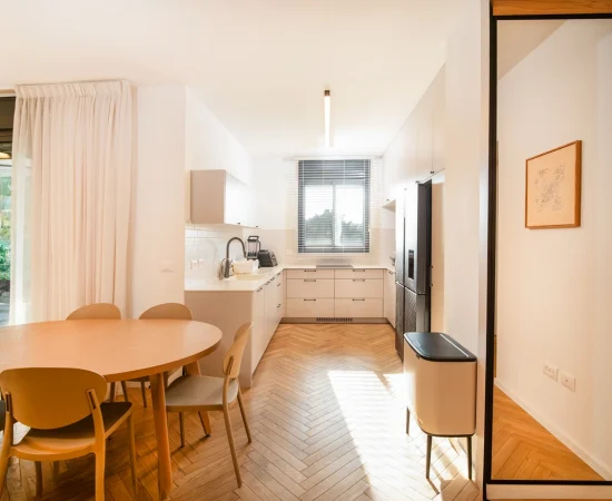 צילום דירה למכירה בהרצליה - מטבח ופינת אוכל מעוצבת