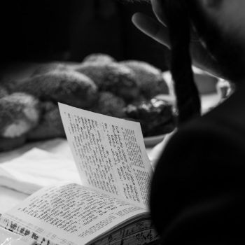 החתן קורא תהילים בבכי ובהתרגשות