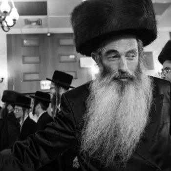 חסיד עם שטריימל בריקוד שמח
