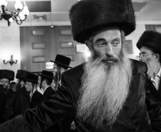 חסיד עם שטריימל בריקוד שמח
