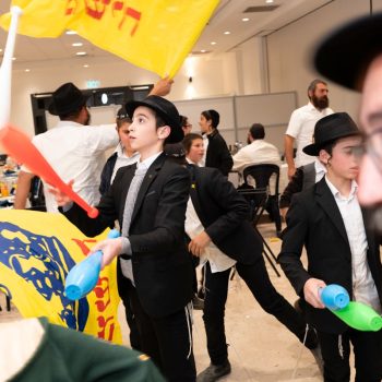 צילום בר מצווה חב"ד ברבבה נער מג'נגל בשמחה חסידית