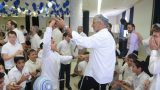 האבא והבן בריקוד שמח בבר מצווה של דתיים