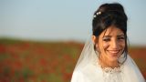צילום כלה דתייה ביום חתונתה בשדה נוריות פורח