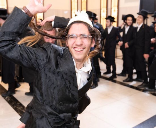 צעיר חסידי רוקד בהתלהבות ושמחה, צילום אירועים במגזר החרדי.