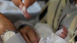 זה הקטן גדול יהיה.. צילום כסא אליהו הנביא עם האבא והבן אחרי מצוות חיתוך הברית
