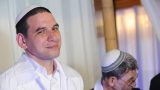 החתן המאושר ברגעי השמחה בחופה