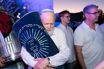 צלם להכנסת ספר תורה: לתפוס את השמחה והרגעים הקטנים