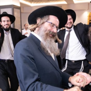 שמחה פורצת גדר