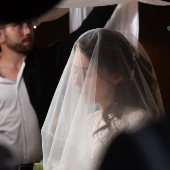 הכלה מתפללת בחופה