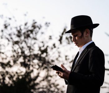 צילום אומנותי לבר מצווה דתית פרופיל נער חסידי באור דמדומים