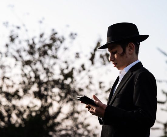 צילום אומנותי לבר מצווה דתית פרופיל נער חסידי באור דמדומים