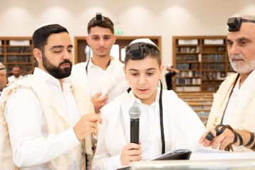 צלם לעליה לתורה | בר מצווה והנחת תפילין בגבעת שמואל