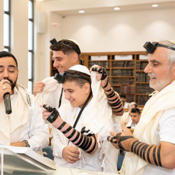 צלם דתי לבר מצווה, שמחה ועטיפת טלית בעליה לתורה בגבעת שמואל