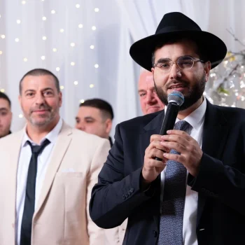 חתן נרגש בחתונה דתית בפתח תקווה - יניב איתן צלם לחתונה דתית.