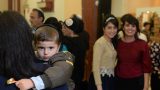 ילד מתוק על כתפי אימו באירוע בבני ברק - צילום בריתות לדתיים במחירים זולים