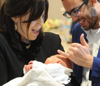 ההורים מתרגשים בתמונה משפחתית עם התינוק