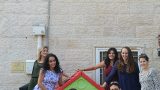 צילום כלה וחברותיה מחוץ לבית המדרש, בליווי אברך