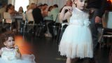 ילדות קופצות רוקדות באירוע - יניב איתן - צילום בריתות ואירועים