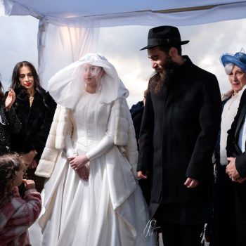 רגע קדוש של חתן וכלה תחת החופה בעת צילום חתונה חרדית
