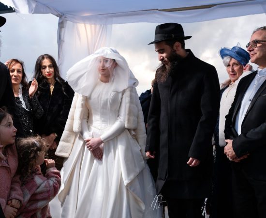 רגע קדוש של חתן וכלה תחת החופה בעת צילום חתונה חרדית