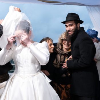צילום אירועים במגזר הדתי המציג את כיסוי ההינומה של הכלה בחופה