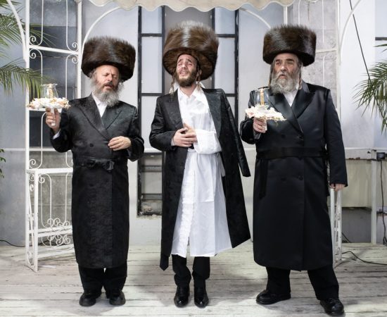 החתן והאבות הנרגשים בחופה