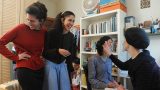 הכלה מתארגנת עם החברות בבוקר החתונה