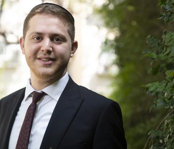 פורטרט מחמיא בסביבה ירוקה שמעניק תחושת חום וגישה חיובית. מתאים במיוחד לפרופיל שרוצה להקרין גישה חברותית, חכמה ונעימה.