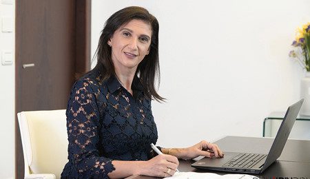 עורכת דין במשרד לצילומי תדמית