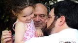 צילום ילדים באירוע בריתה - תמונה שמתעדת 3 דורות יחד - סבא, אבא והבת הבכורה