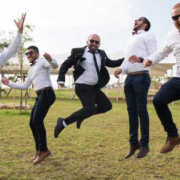 החברים קופצים באוויר