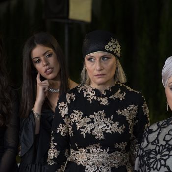 תפיסת מבטים של האימהות והאחיות תחת החופה