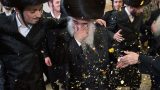 חסידים בתמונה מרגשת אחרי החופה