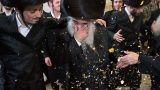 חסידים בתמונה מרגשת אחרי החופה