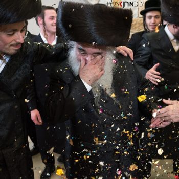 חסידים בתמונה מרגשת אחרי החופה