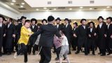 ילדים חרדים רוקדים באירוע חתונה