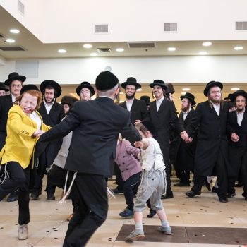 ילדים חרדים רוקדים באירוע חתונה