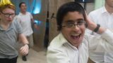 צילום בר מצווה של חרדים עם הילדים ברחבת הריקודים