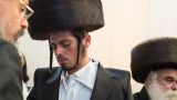 החתן ברגעי התבודדות בטקס החופה