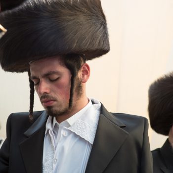 החתן ברגעי התבודדות בטקס החופה