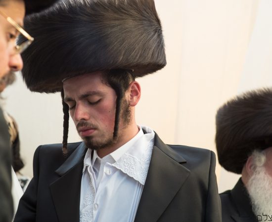 החתן ברגעי התבודדות בטקס החופה