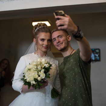 צילום סלפי של הכלה ואחיה רגע לפני החתונה