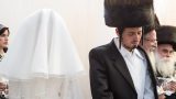 החתן והכלה ברגשות התעלות של קדושה בחופה