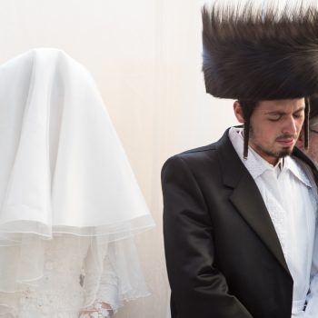 החתן והכלה ברגשות התעלות של קדושה בחופה